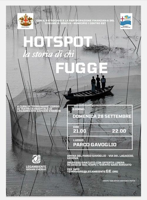 Hotspot la storia di chi fugge
Locandina dell'evento, con logo di comune e municipio in alto, il titolo scritto in caratteri bianchi in parte in maiuscolo HOTSPOT e FUGGE in parte in minuscolo corsivo "storia di chi" 
Sullo sfondo una foto in bianco e nero di una piccola imbarcazione di pescatori in mezzo a una specie di grande rete tenuta sospesa in verticale con pali infitti dentro l'acqua bassa - come se fosse una laguna - in forma di un grande cerchio. Ci sono tre figure umane in piedi una accanto all'altra su un lato della barca, e una quarta seduta all'estremo opposto.
C'è il logo di Legambiente il cigno stilizzato, in bianco sempre sullo sfondo. Le informazioni logistiche sono scritte dentro un rettangolo con righe orizzontali, come se fosse una tabella con tre righe.